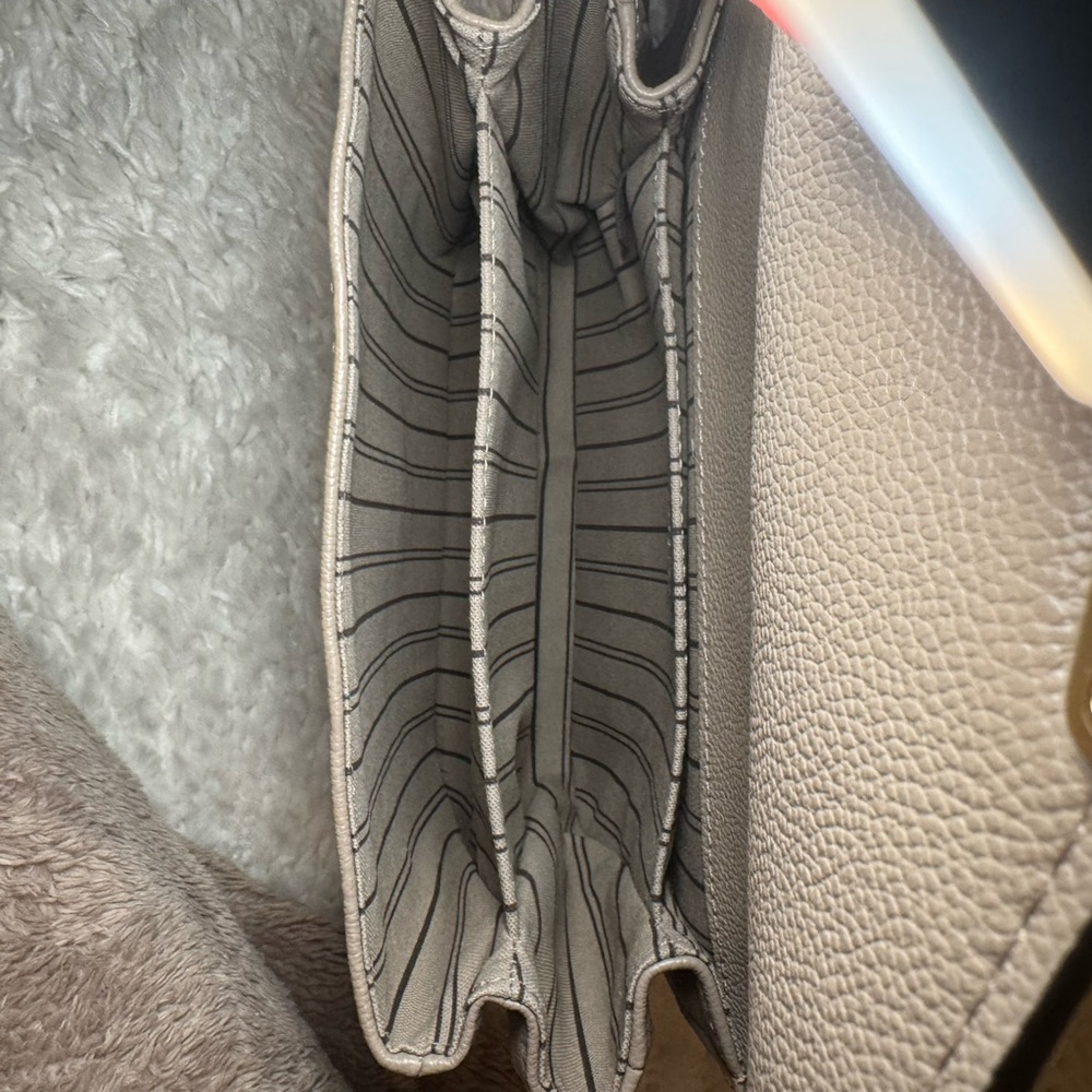 Louis Vuitton Pochette Metis in Turtledove - Picture 4 of 5